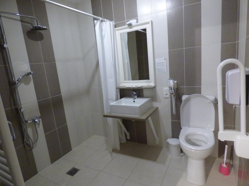 Hotel Castel Moor Льо Кроази Екстериор снимка